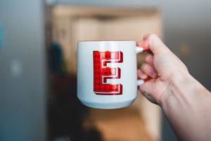 MUG WITH THE LETTER E WRITTEN ON IT